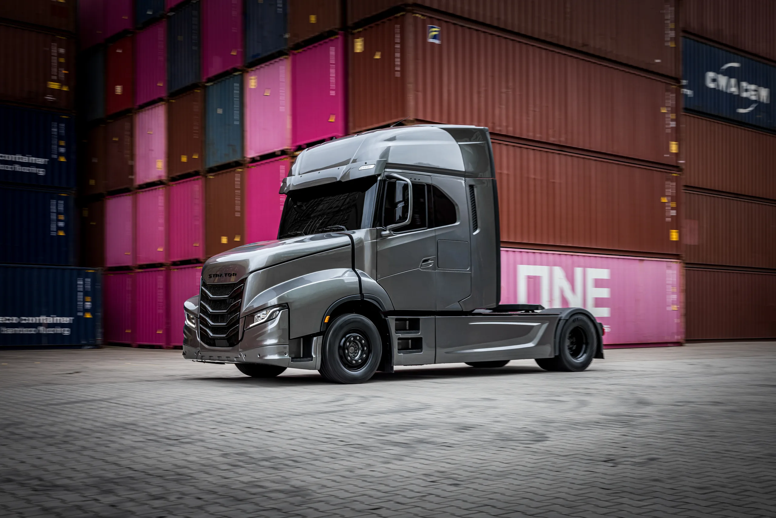STRATOR showtruck op een containerterminal, driekwart vooraanzicht