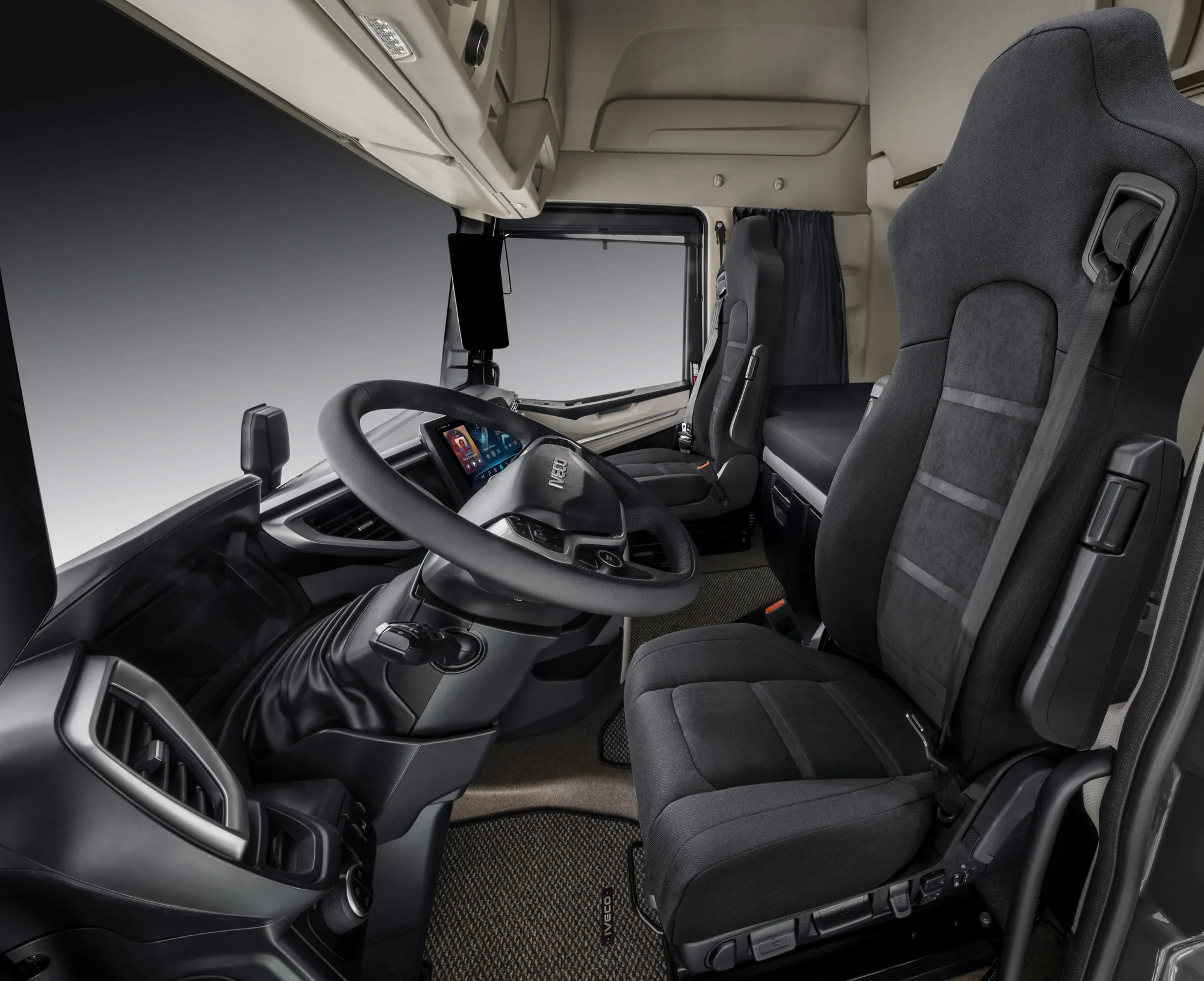 Cockpit van de IVECO Strator met verticale stuuropstelling en stoelen